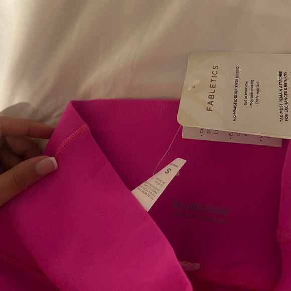 Bright pink fabletics leggings - Picture 2 of 3